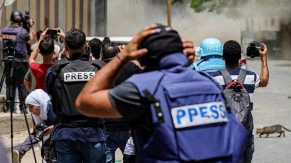 الاحتلال الإسرائيلي يستهدف صحفيين أمام مدخل مخيم جنين بقنابل الغاز